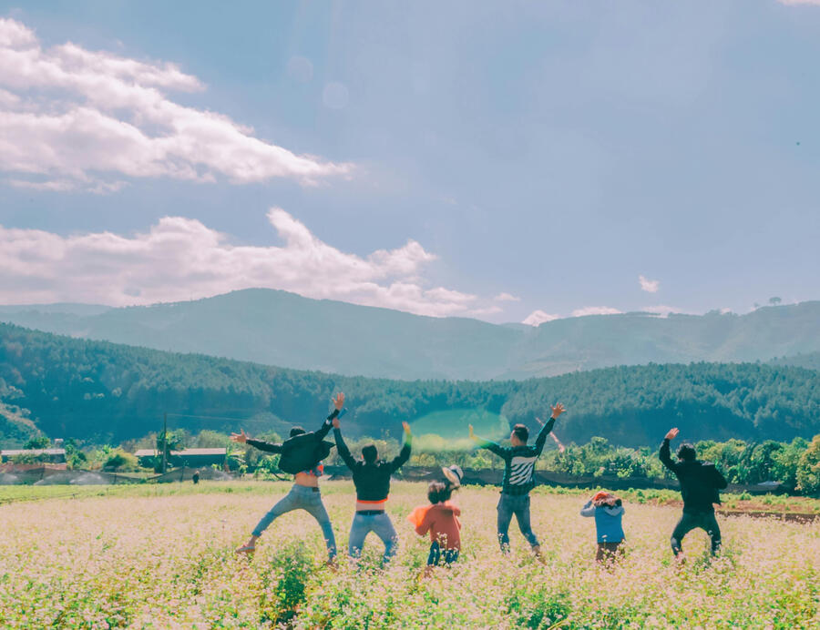 pexels-minan1398-1406864. group of friends with buildings and mountains